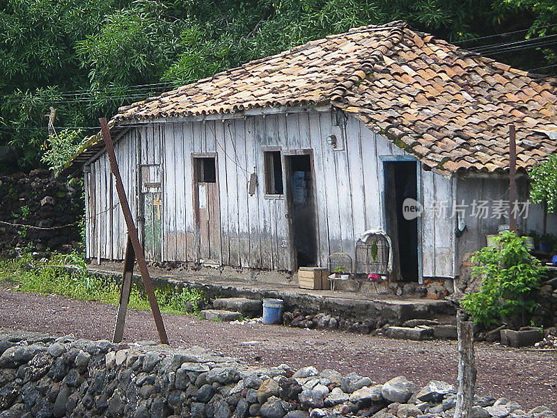 乡村道路农舍瓦片屋顶阿玛帕拉Isla del Tigre洪都拉斯